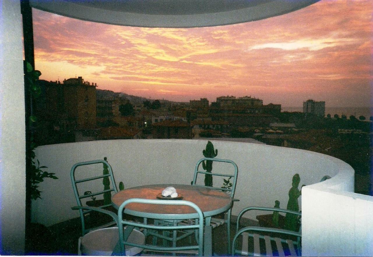 Appartamento - Terrazzo Vivibile Vista Mare, Wi-Fi Gratuito Vallecrosia Eksteriør bilde